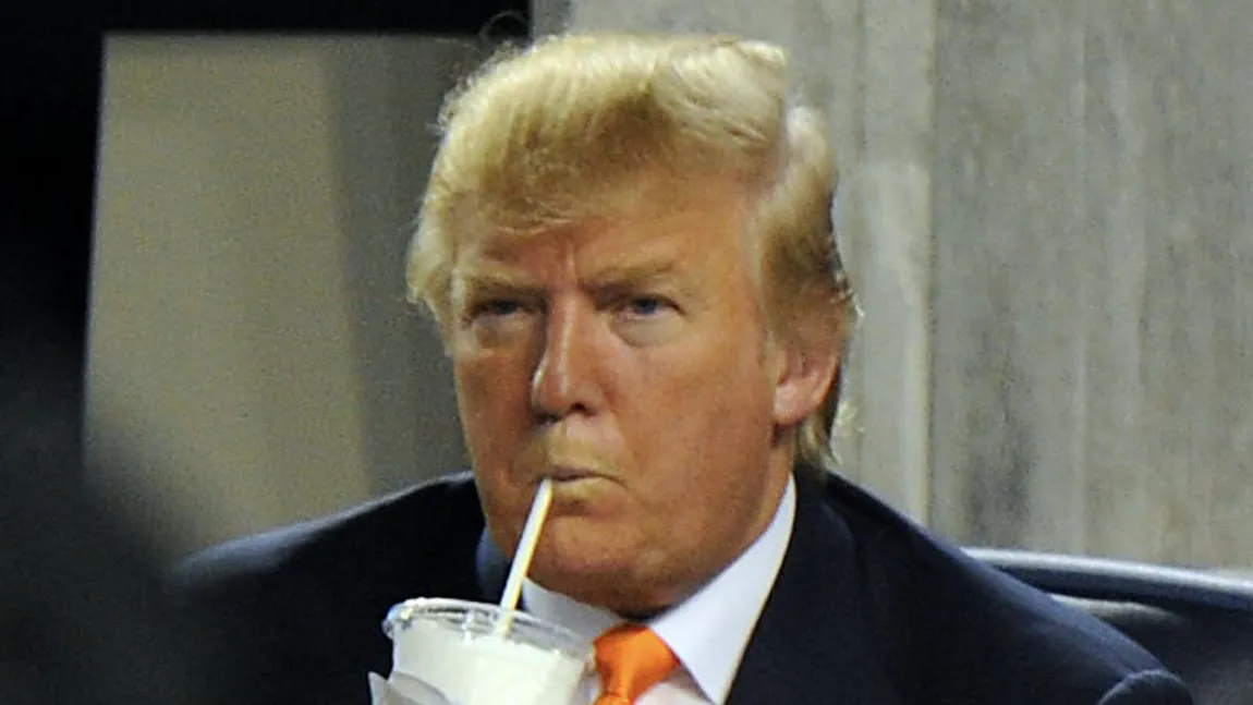 Donald Trump n-are răbdare nici la reuniunile secrete. A chemat chelnerul la întâlnirea cu şefii spionajului şi a comandat milkshake