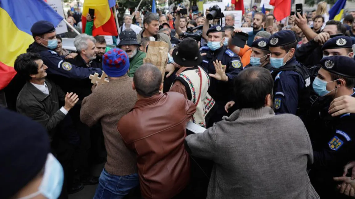 Proteste de amploare în Piaţa Universităţii, în ziua cu infectări-record! Bătăi şi îmbrânceli între jandarmi şi manifestanţi VIDEO