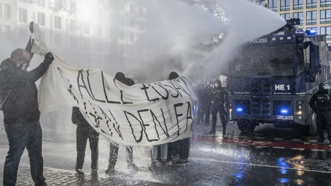 PROTESTE anti-Covid 19 în Europa. Poliţia germană a folosit tunuri de apă VIDEO