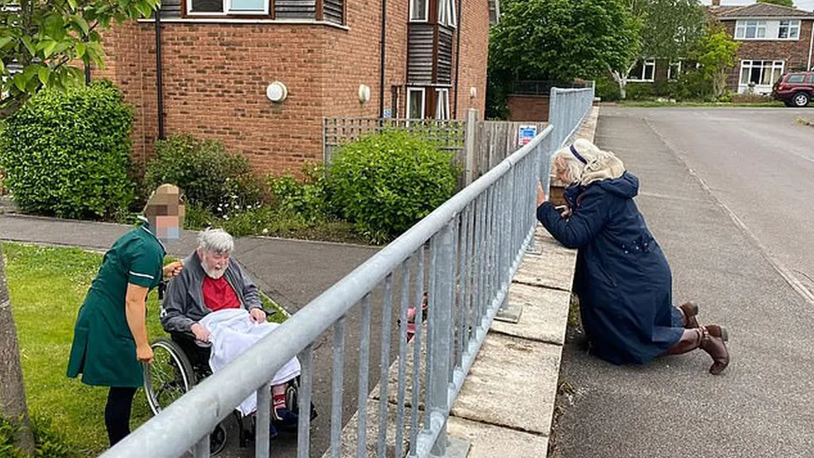 Poveşti de pandemie. O soţie iubitoare, surprinsă în timp ce îngenunchează pe stradă pentru a-şi revedea soţul aflat într-un centru de îngrijire. IMAGINI EMOŢIONANTE!