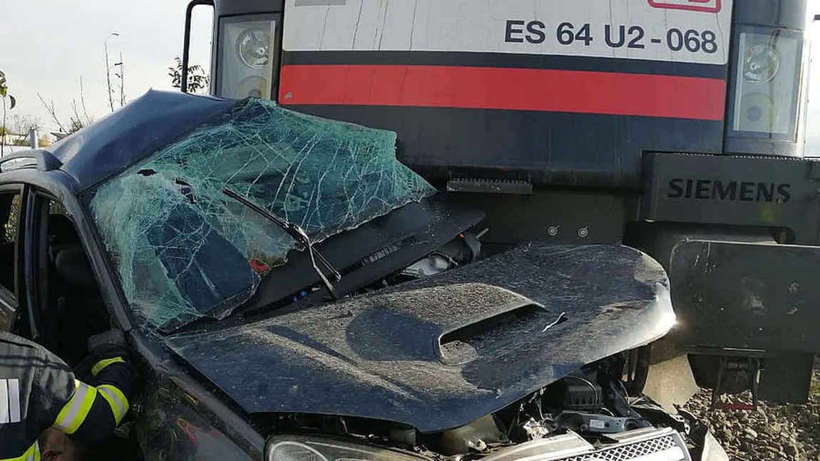 Accident cumplit în Bacău. O maşină a fost spulberată de locomotivă. Şoferul a murit pe loc, iar doi copii au fost duşi la spital