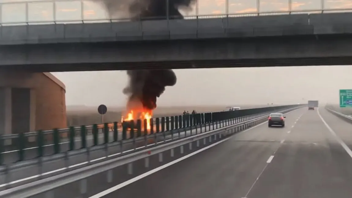 Autoturism în flăcări pe autostradă. Şoferul a reuşit să se salveze