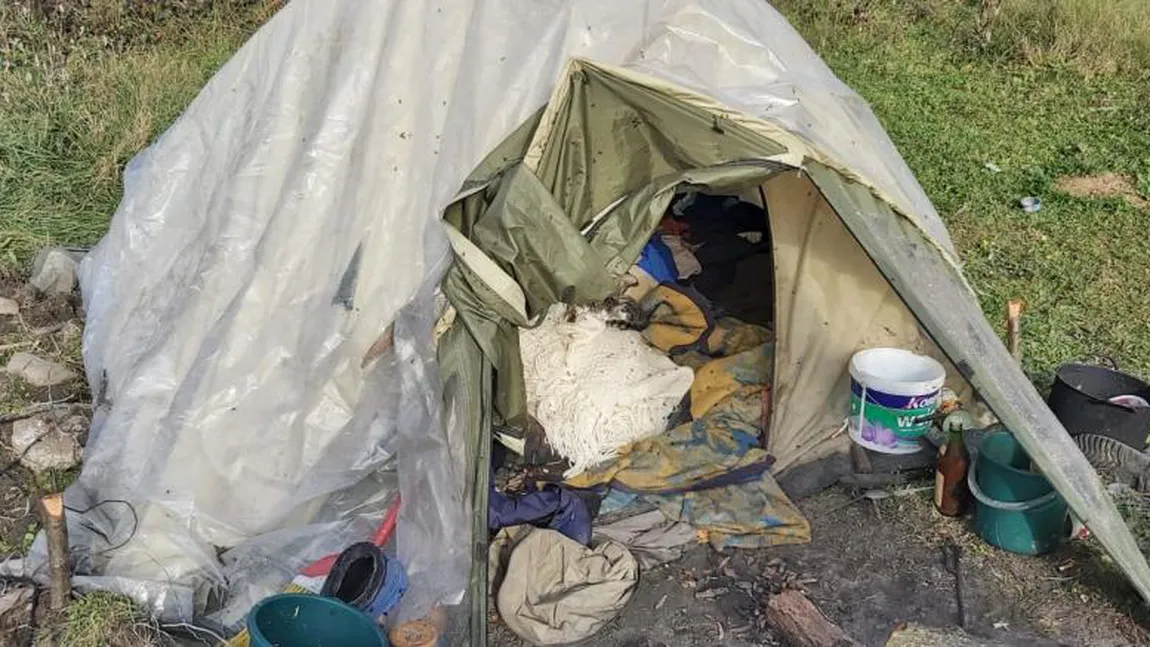 Viaţa dă brânci de cele mai multe ori oamenilor care nu merită. Cum a ajuns o bătrână de 70 de ani în cort în pragul iernii