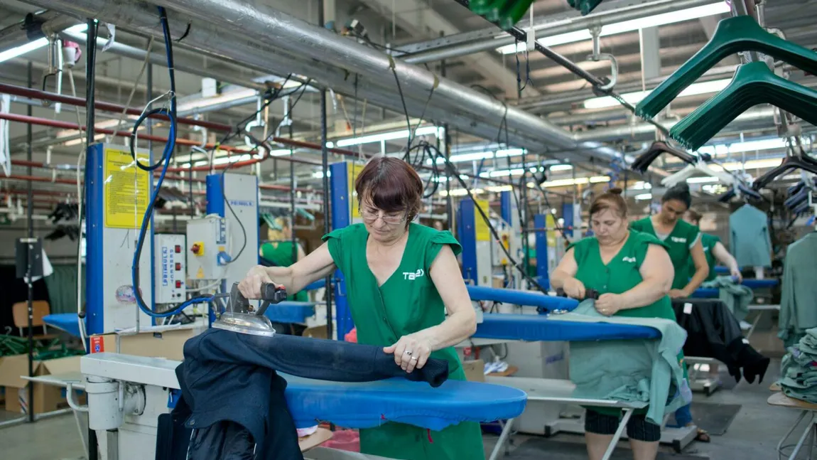 Industria confecţiilor, afectată de pandemie. O lucrătoare de la o fabrică din Vălenii de Munte, dată afară după ce a postat o imagine cu salariul ei