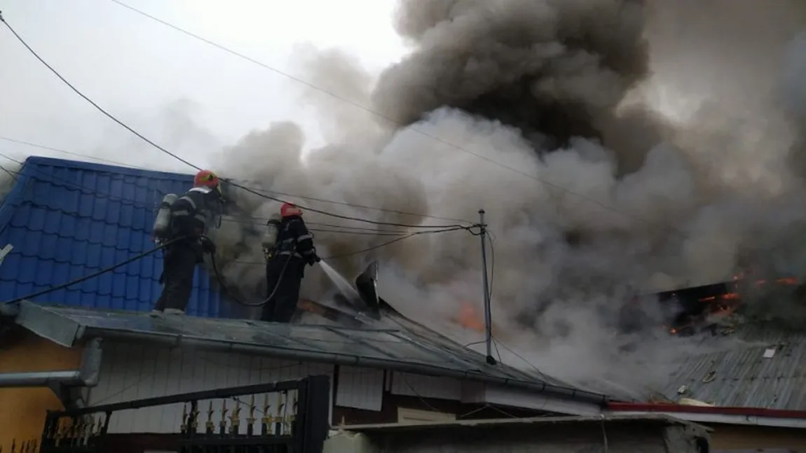 Incendiu în Bucureşti. Patru case și anexele lor au luat foc