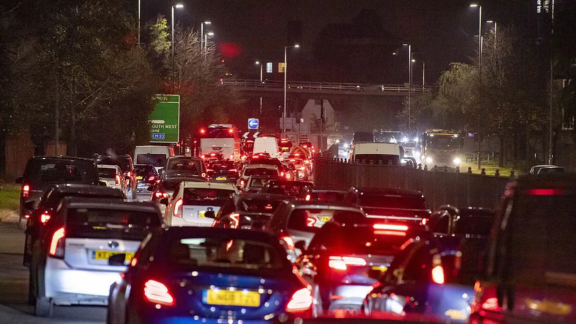 Londra, asemenea Parisului. Zeci de mii de oameni au părăsit capitala chiar înainte de lockdown, trafic infernal la miezul nopţii FOTO