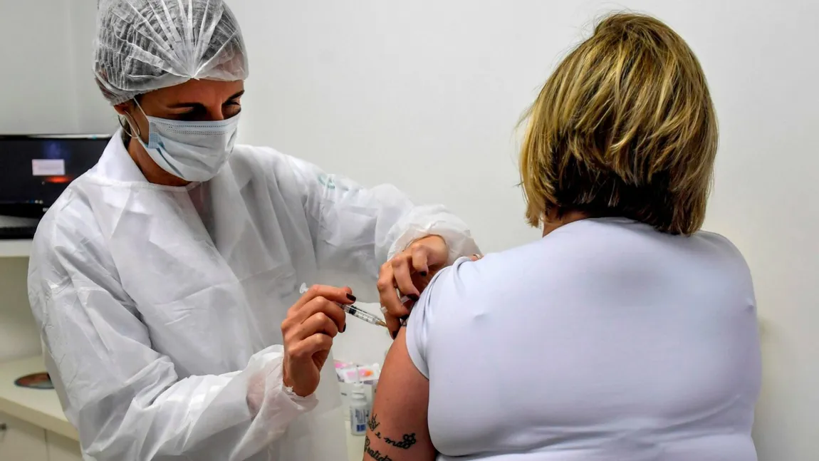 Vaccinul împotriva Covid dezvoltat la Oxford are rezultate încurajatoare. Declanşează răspuns imun similar la adulţii din toate grupele de vârstă