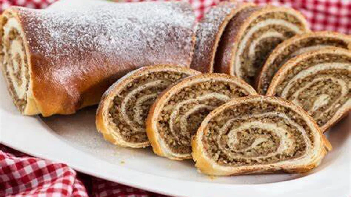 Ruladă cu umplutură de nucă. Desertul ideal atunci când ai poftă de 