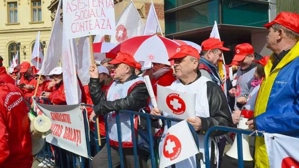 Sindicaliştii Federaţiei SANITAS protestează în faţa Guvernului