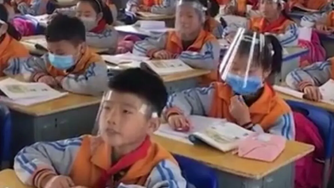 China şi-a adaptat programa şcolară la pandemie. Elevii învaţă despre succesul Partidului Comunist în combaterea coronavirusului