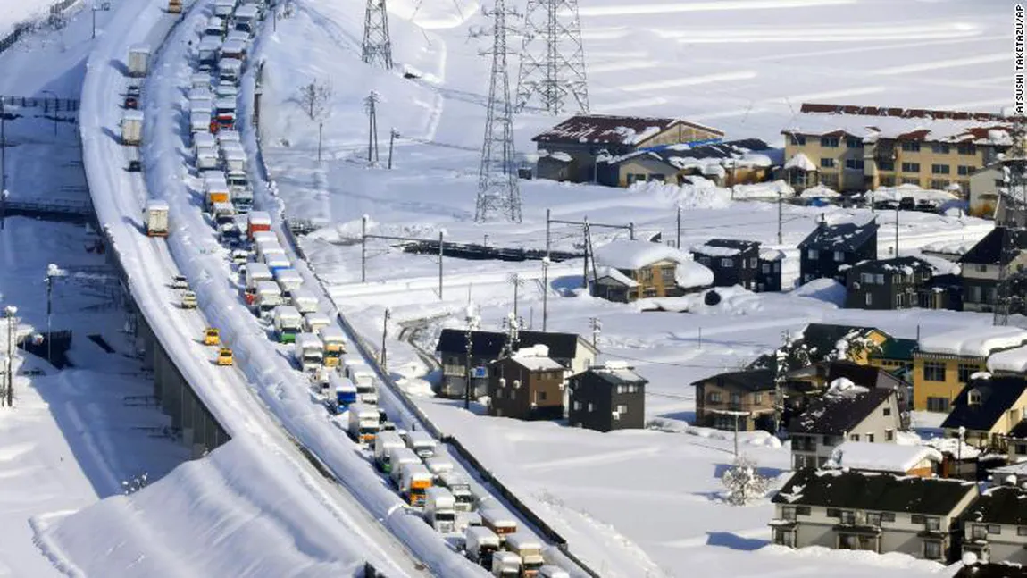 Iadul alb a pus stăpânire pe Japonia. Mii de şoferi sunt blocaţi zeci de ore în maşini, din cauza nămeţilor de peste doi metri VIDEO şi FOTO