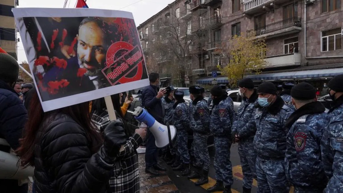 Proteste masive în Armenia. Zeci de mii de oameni cer în stradă demisia premierului VIDEO