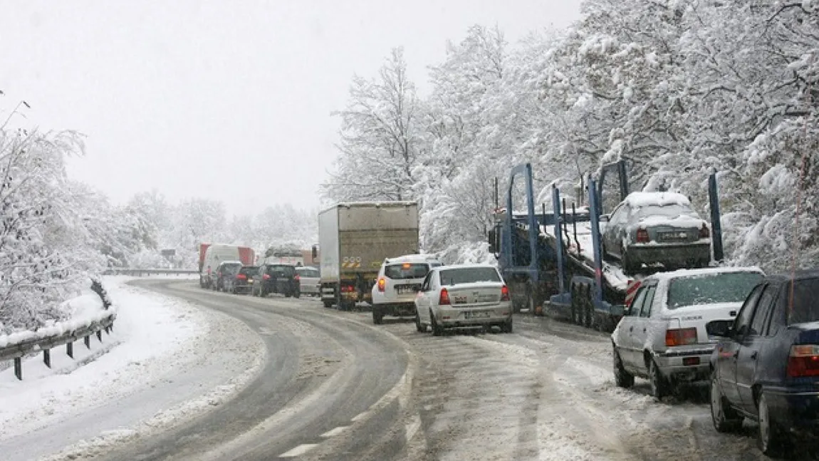 Aglomeraţie în trafic pe Valea Prahovei. Se circulă în coloană în Comarnic