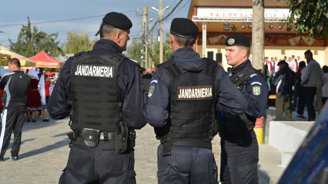 Ghinion pentru un bărbat cu mandat de arestare. A fost prins de jandarmi pentru că nu purta mască de protecție