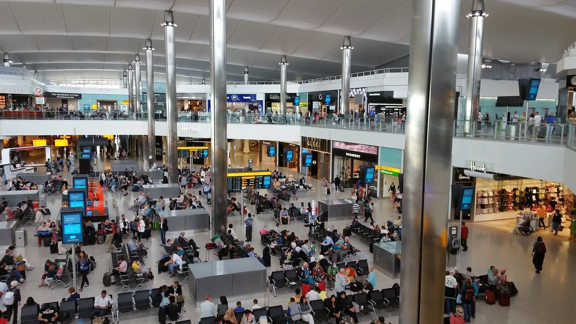 Haos pe aeroportul Heathrow din Marea Britanie. Sute de persoane s-au înghesuit să prindă un ultim zbor spre casă