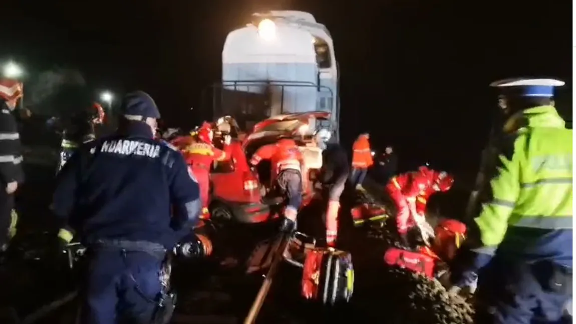 Maşină în care se aflau doi copii, lovită de tren, în Bistriţa. Tatăl a murit pe loc, micuţii sunt în stare de inconştienţă