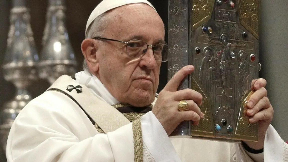 Papa Francisc nu va oficia ceremoniile de Anul Nou din cauza durerilor. De ce boală suferă