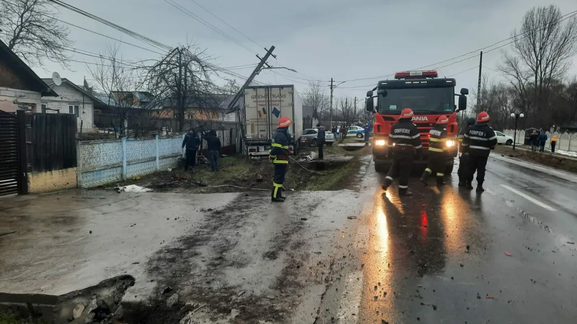 Bărbat ucis de TIR în Dâmboviţa. Ambulanţa chemată de urgenţă, implicată în accident