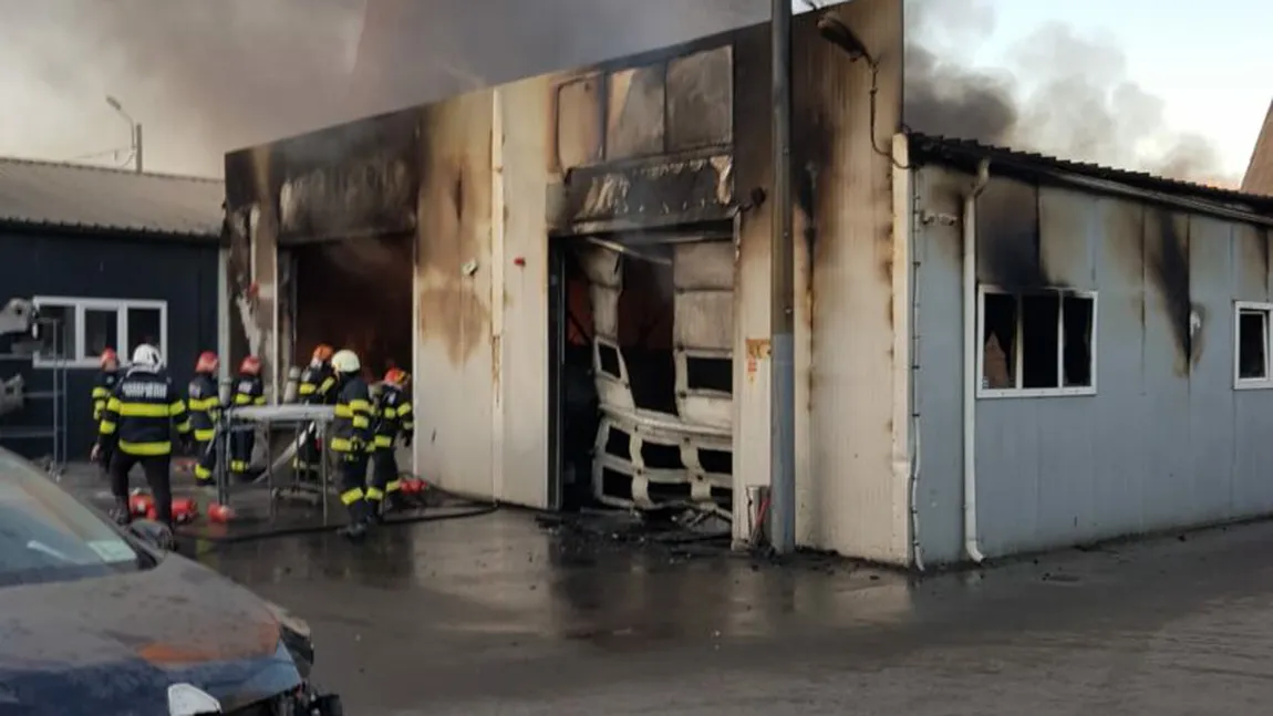 Incendiu la un service auto din Craiova. Un autoturism a ars în totalitate