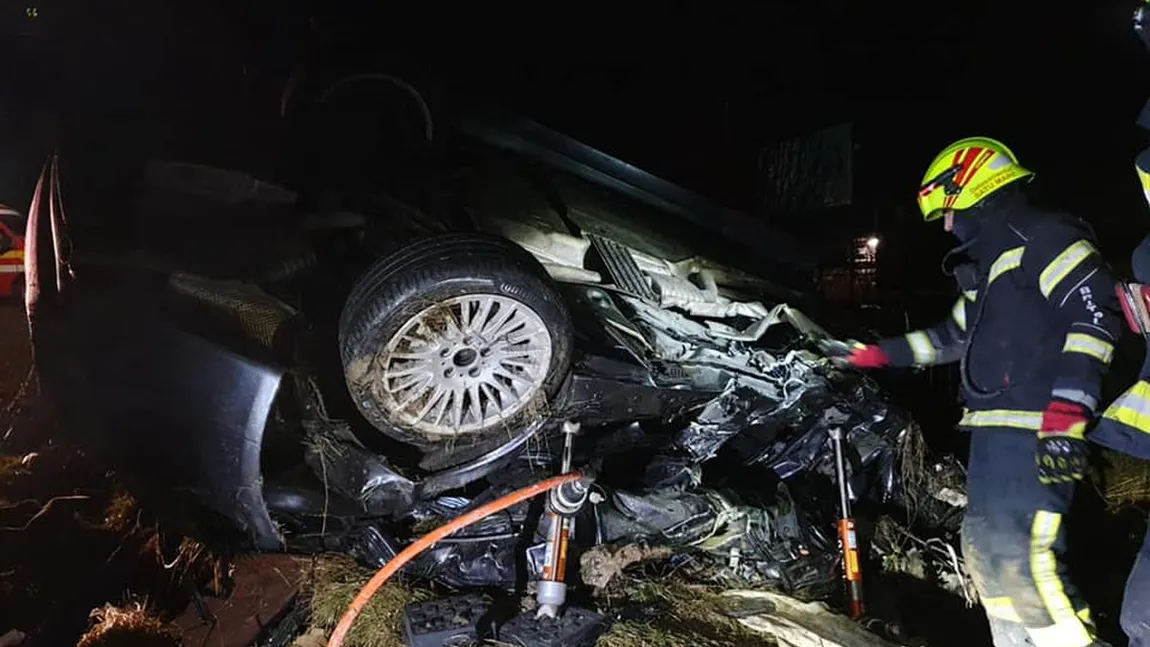Tragedie în Satu Mare! Un BMW s-a făcut praf după ce a lovit un cap de pod. Un tată a murit, trei copii au rămas orfani