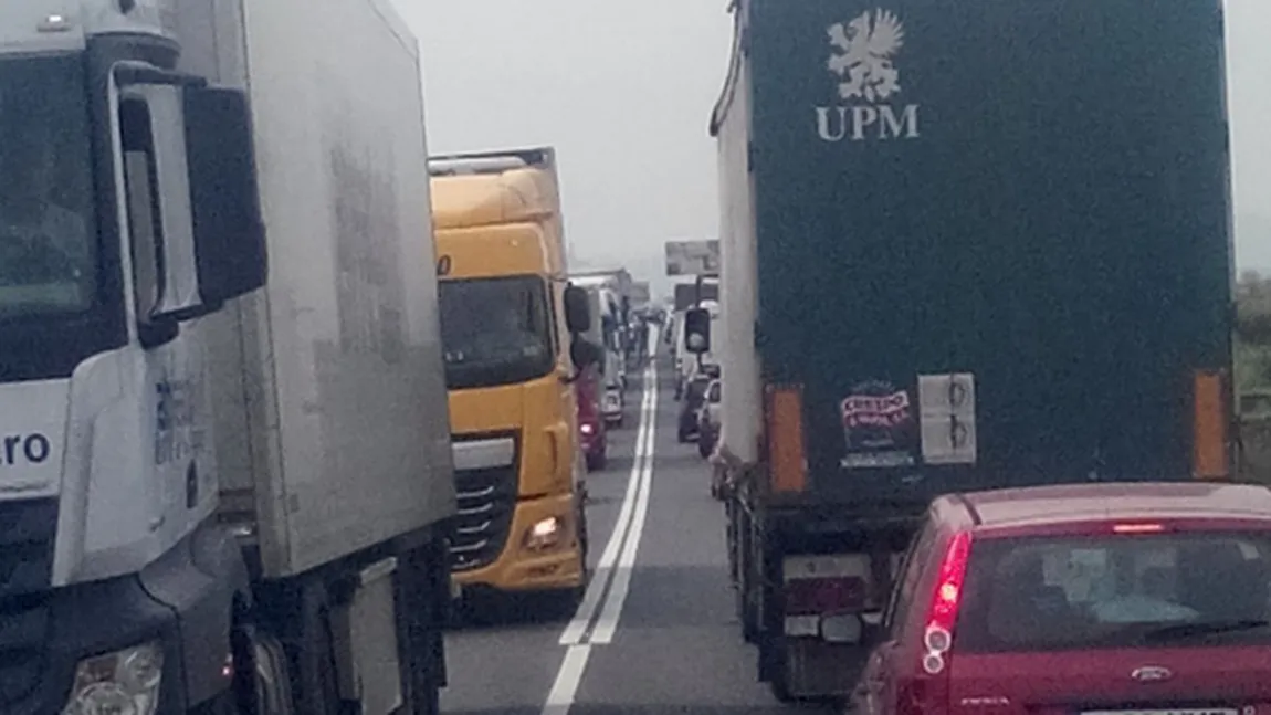 Cozi uriaşe de camioane la ieşire din ţară spre Ungaria. Se aşteaptă peste două ore