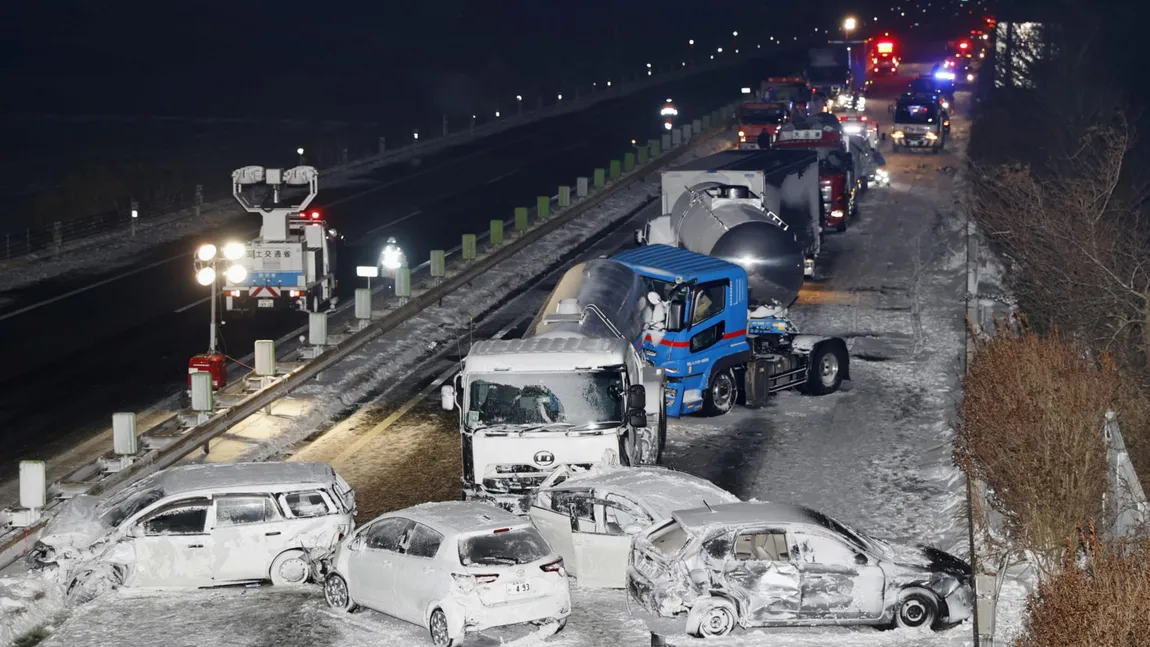 Căderile abundente de zăpadă au provocat accidente în lanţ pe autostrăzile din Japonia. 200 de oameni au fost afectaţi, peste 130 de maşini au fost implicate VIDEO