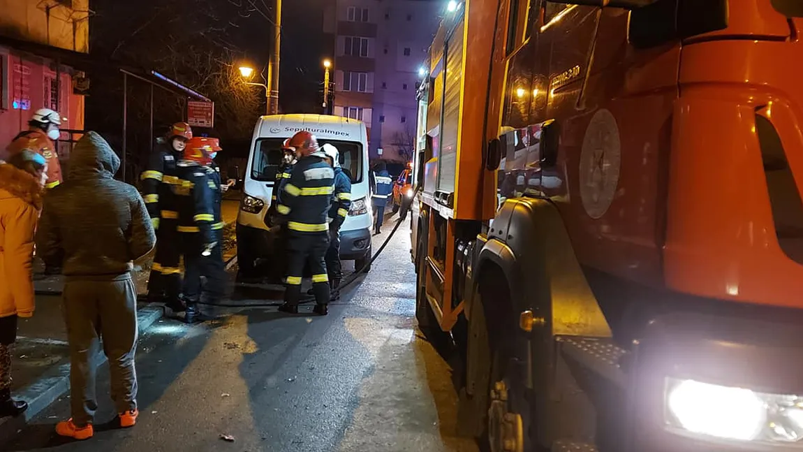 Incendiu devastator într-un bloc din Baia Mare. O femeie a murit. Zeci oameni evacuaţi de urgenţă