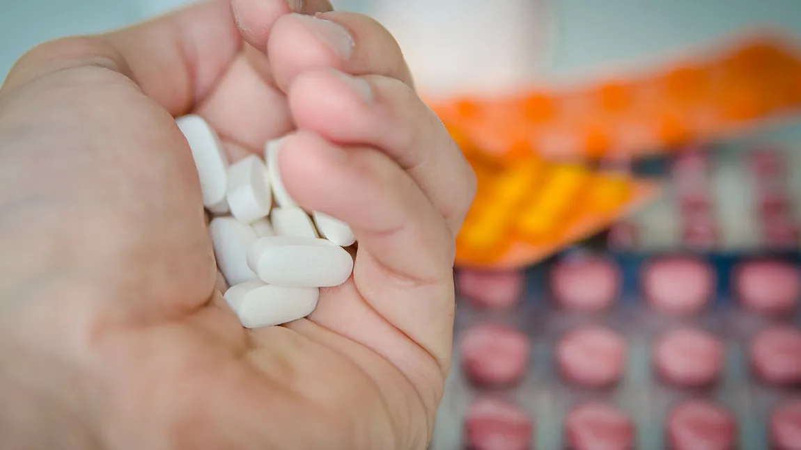 Apare pe piaţă pilula antiCOVID. Un gigant farmaceutic renunţă la vaccinurile experimentale şi dezvoltă o tabletă-minune