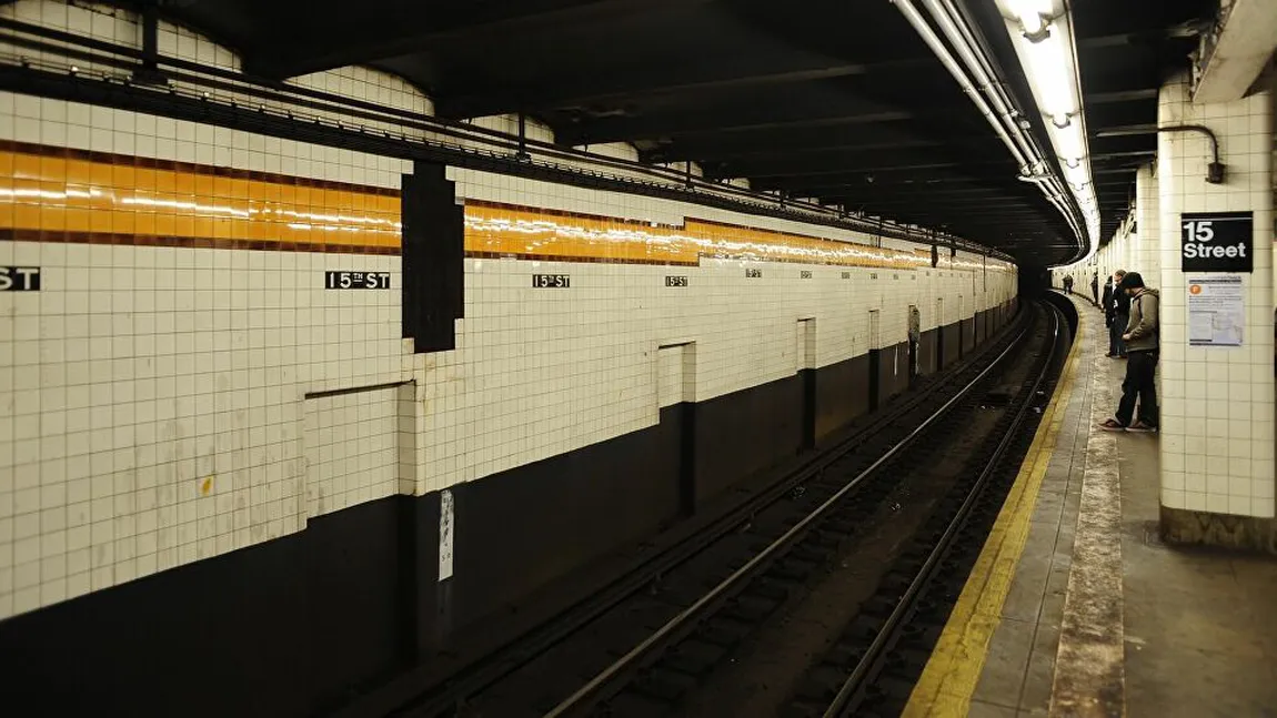 Un bărbat gol a semănat groază la metrou. A împins pe şine un pasager, după care a murit electrocutat