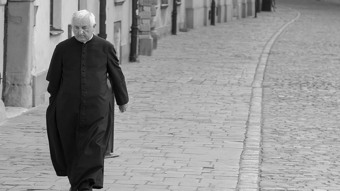Preot din Cluj, amendat după ce i-a binecuvântat pe jandarmi. Ce scrie în procesul-verbal