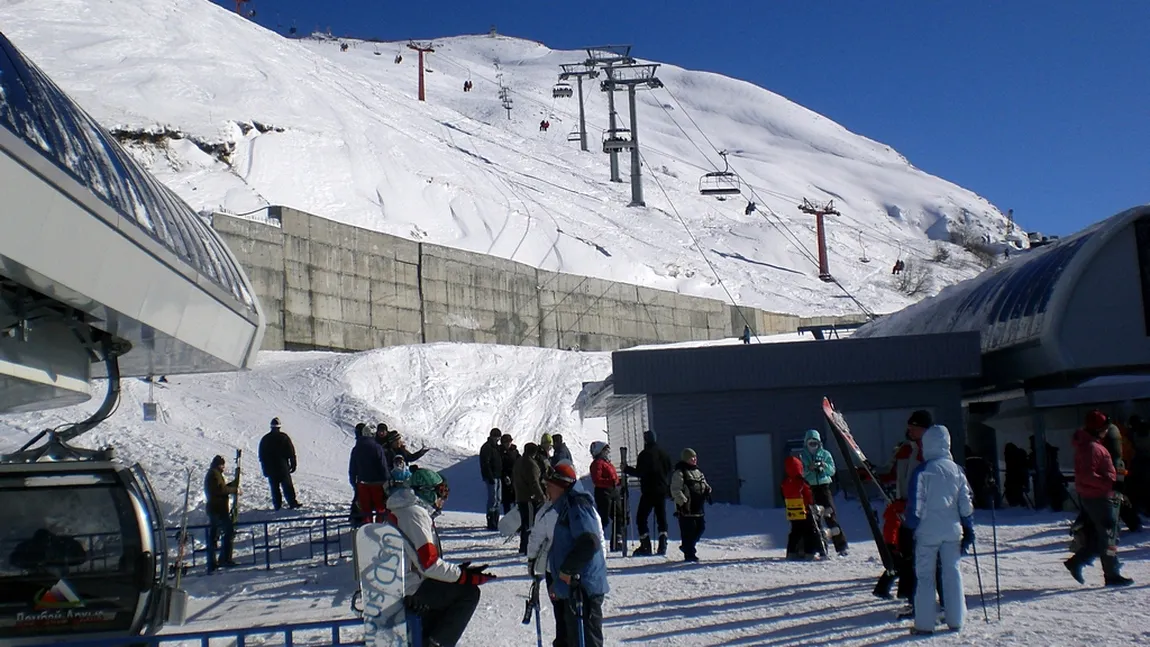 Tragedie la munte! O avalanşă a măturat o staţiune de schi din Caucaz. O cafenea a fost îngropată în zăpadă, până la 12 oameni sunt încă sub nămeţi