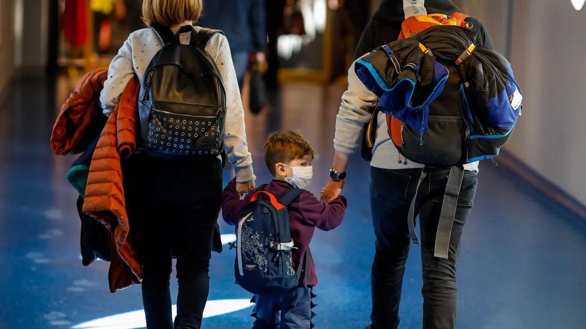 Copiii care pleacă în vacanţă cu părinţii vor intra în carantină la întoarcerea în ţară dacă au mers în zone cu risc epidemiolog ridicat