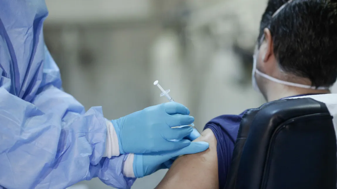 Recomandarea medicilor despre cei care se vaccinează fără să știe că sunt deja infectați cu COVID-19