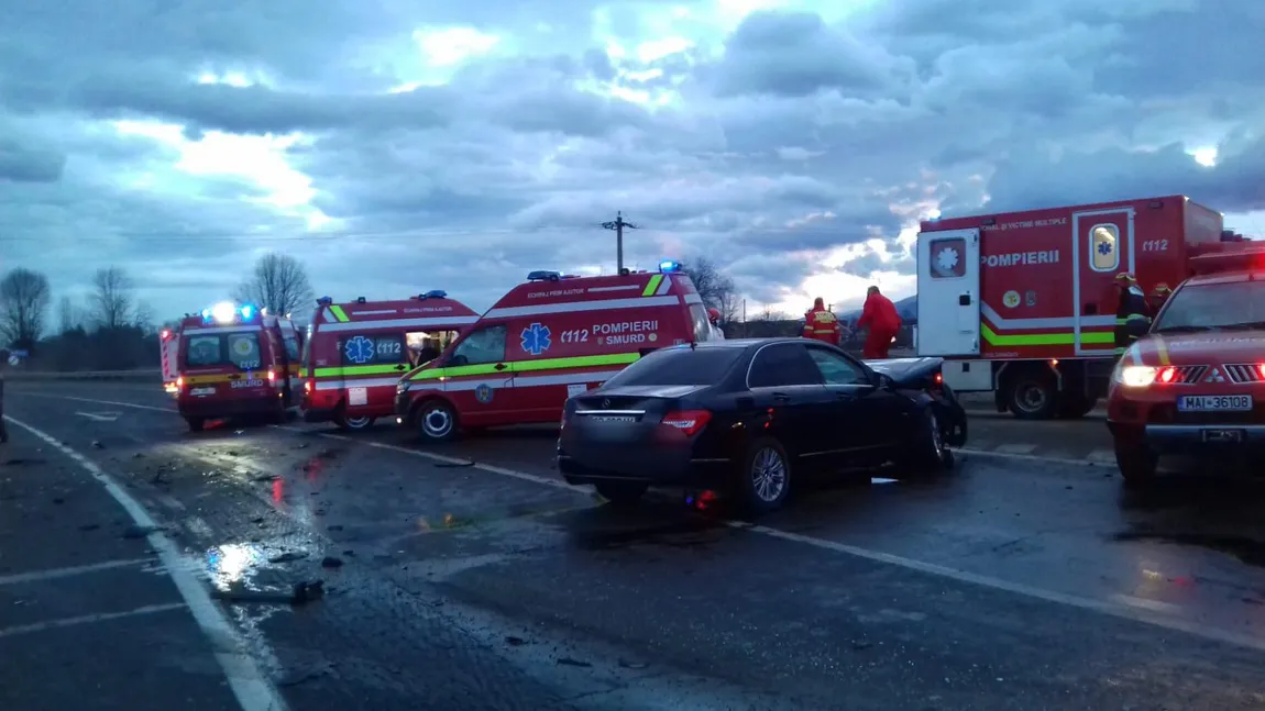 Accident mortal în Sibiu. O persoană a murit și alte șase au fost rănite după un accident între un autorurism și un microbuz