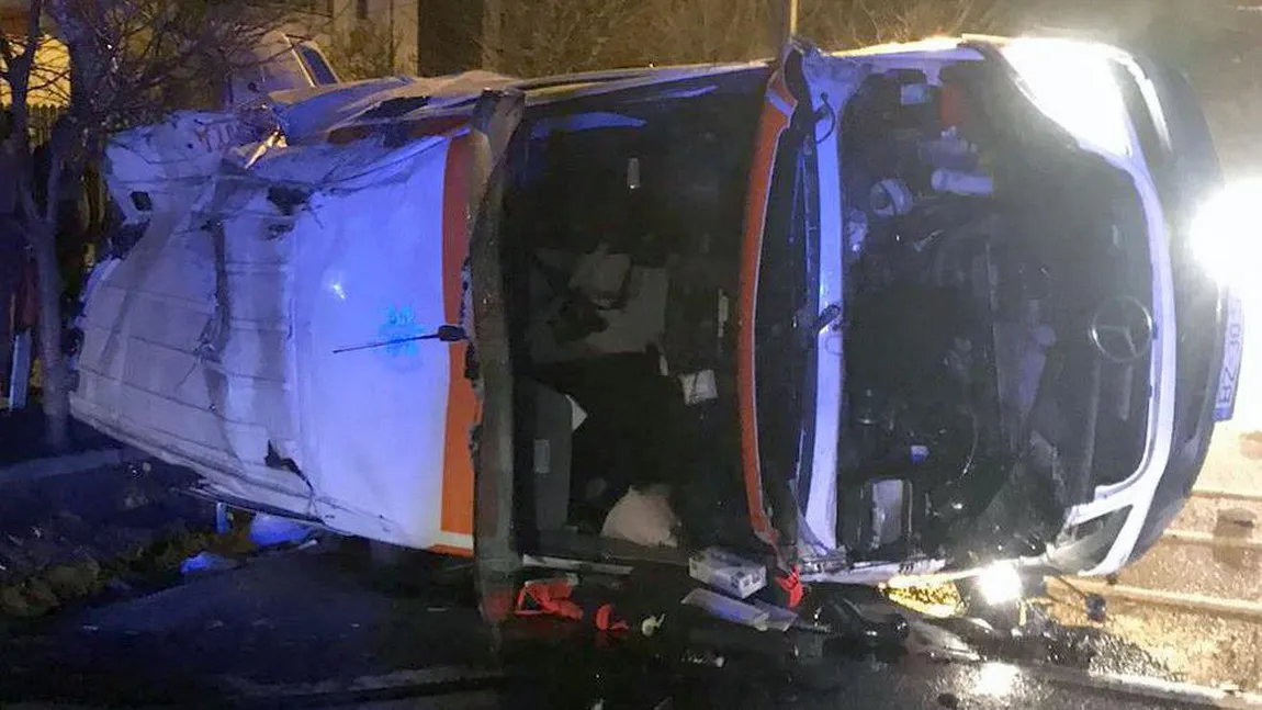 Ambulanţă răsturnată în urma unui accident înfiorător în Vrancea. O pacientă cu COVID-19 a murit
