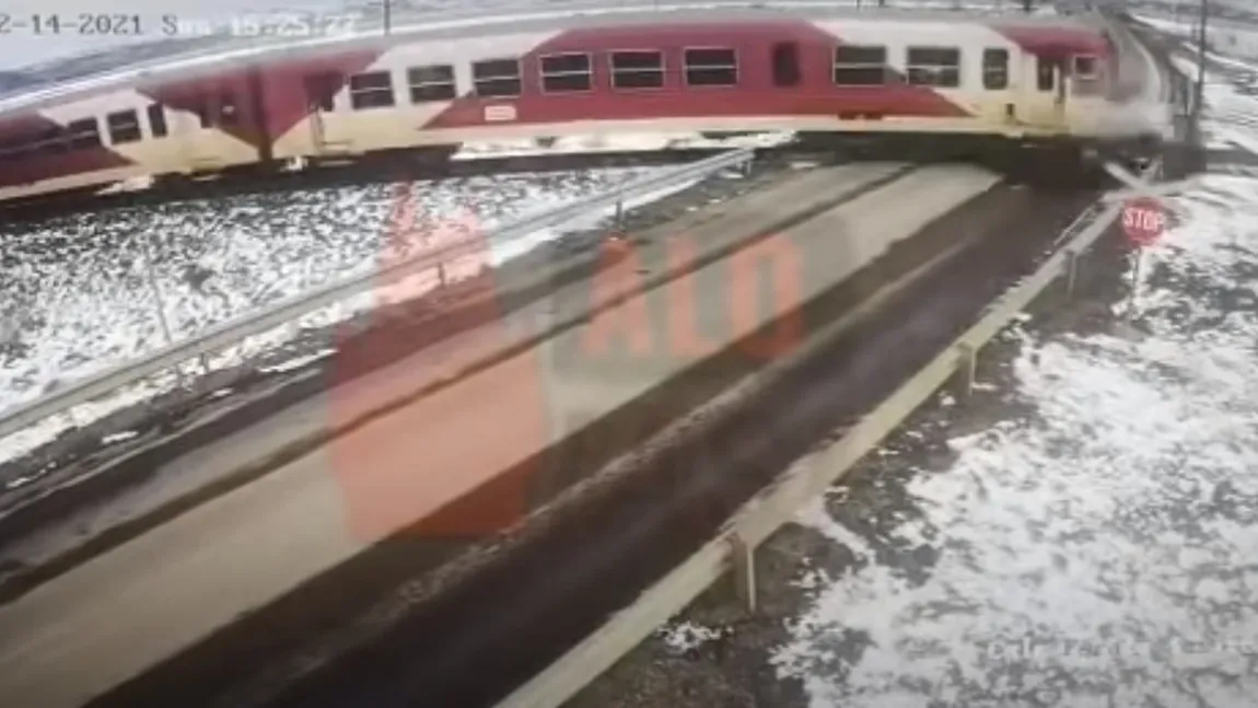 Momentul în care trenul a izbit un BMW în care se aflau doi tineri, de Ziua Îndrăgostiţilor, la Iaşi VIDEO