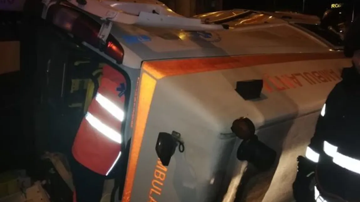 Ambulanță aflată în drum spre spital, răsturnată din cauza unui animal ieșit în drum. Sunt trei victime