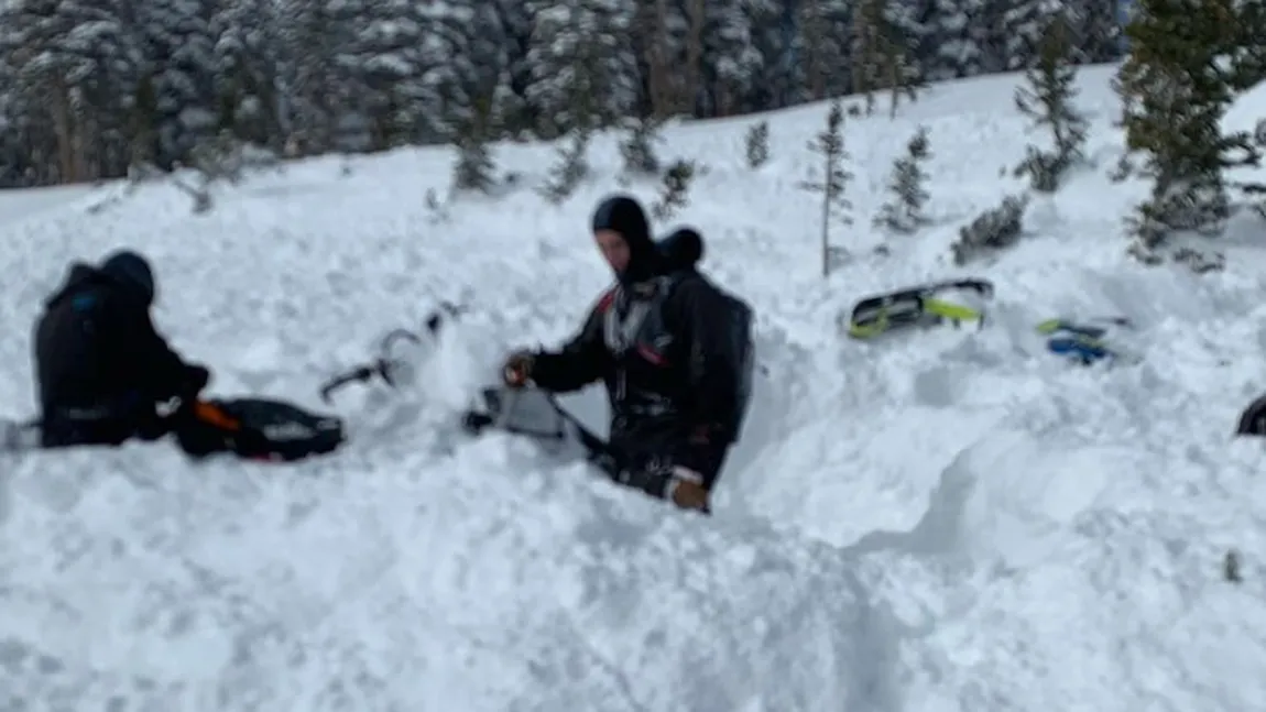 Avalanşă uluitoare surprinsă de camere, mai multe persoane au fost acoperite de nămeţi. Mărturiile supravieţuitorilor VIDEO