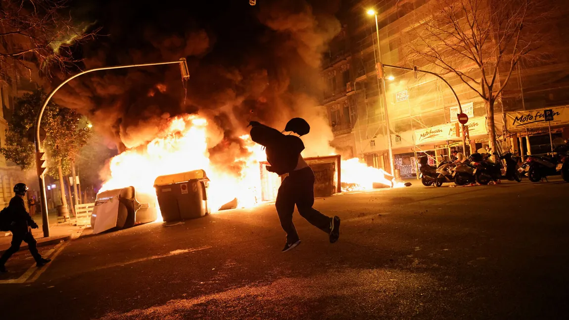 Proteste violente la Barcelona, a şasea noapte consecutivă. Mulţimea a cerut eliberarea rapper-ului arestat pentru insultă la adresa monarhiei VIDEO