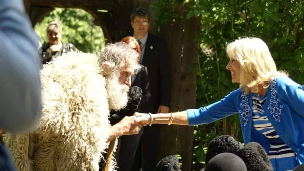 Jill Biden, impresionată de tradiţiile româneşti. Cine este opincarul care a cucerit-o pe Prima Doamnă a Americii
