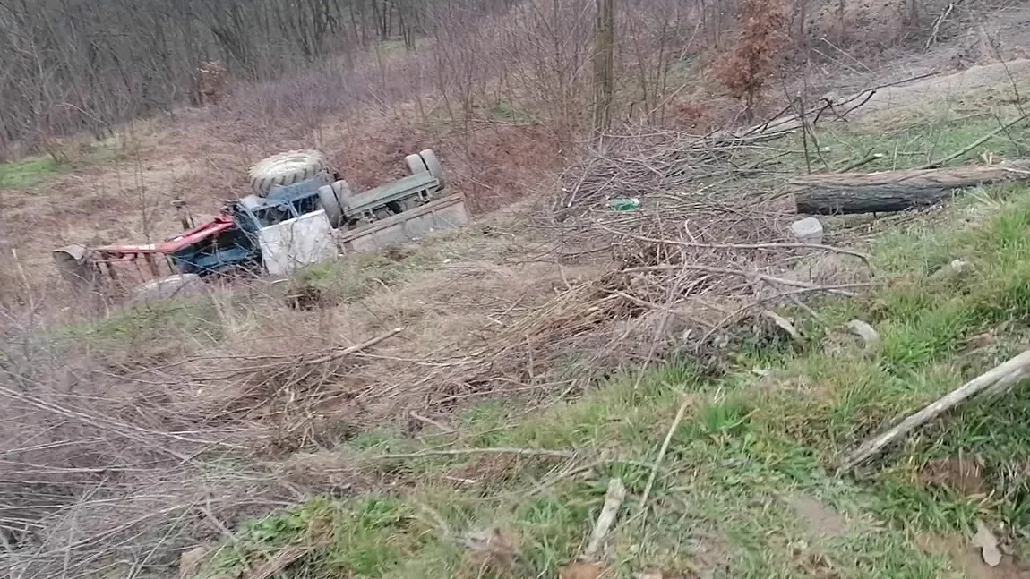 Copil de un an şi patru luni, ucis de tatăl care conducea un tractor fără permis VIDEO