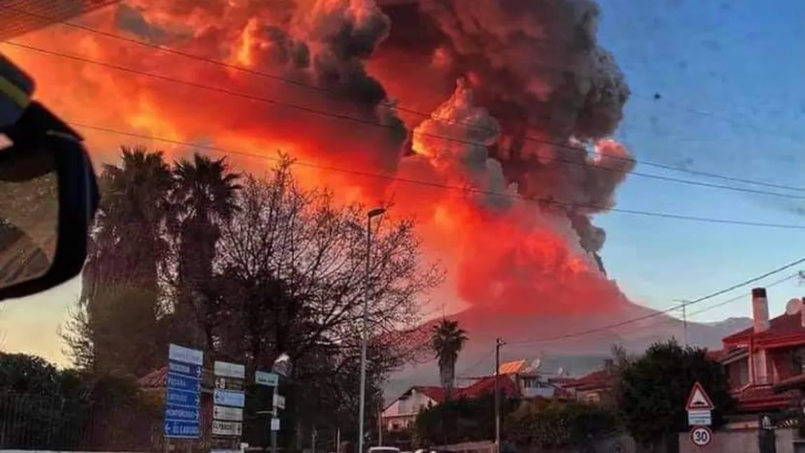 Vulcanul Etna a erupt din nou. Este una dintre cele mai mari şi spectaculoase erupţii din ultimii ani, imaginile sunt impresionante VIDEO