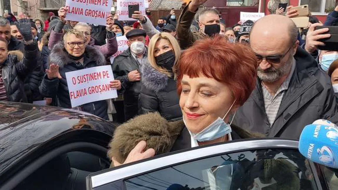Flavia Groșan, pupată de un susţinător după audierea la Colegiul Medicilor Bihor. 