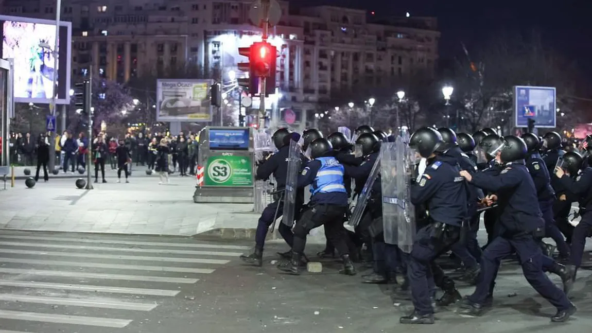 Protestele au degenerat, confruntări violente în Capitală. Zeci de protestatari au fost reţinuţi VIDEO