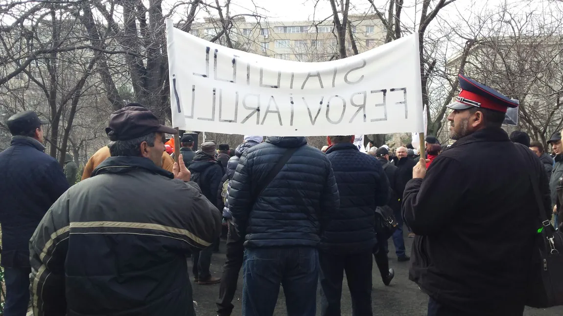 Protest al angajaţilor CFR şi Metrorex la Ministerului Transporturilor