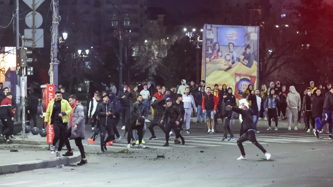 Încă o zi de proteste împotriva restricţiilor. La Constanţa, manifestanţii au încercat să blocheze o stradă! La Arad, protestatarii au adus flori medicilor