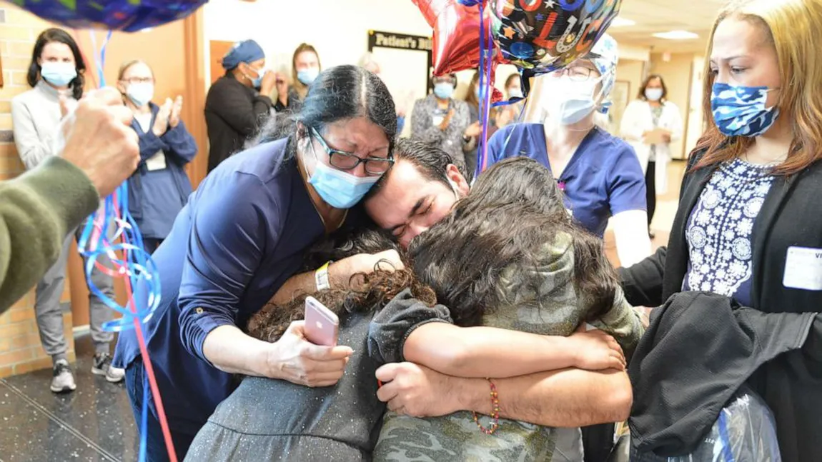 Revedere emoționantă, după luni de spitalizare cu COVID! Un tată și-a strâns fetele în brațe, în fața asistentelor care au izbucnit în lacrimi VIDEO