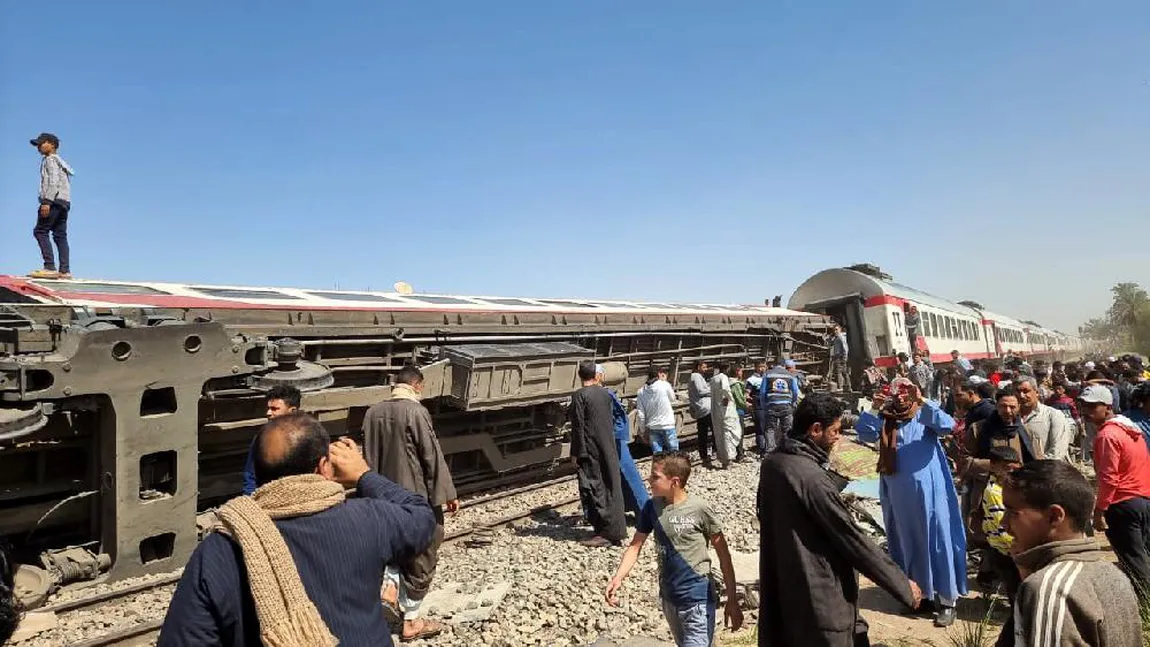 Un pasager care a tras semnalul de alarmă a provocat o tragedie. Cel puțin 32 de morți s-au înregistrat după ce două ciocnirea a două trenuri, în Egipt. Imagini teribile de la faţa locului VIDEO