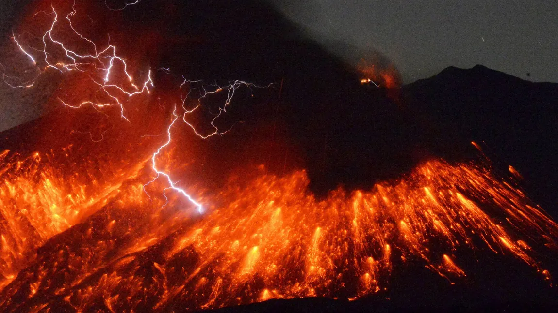 Un vulcan a erupt şi aruncă pietre pe o rază de un kilometru VIDEO