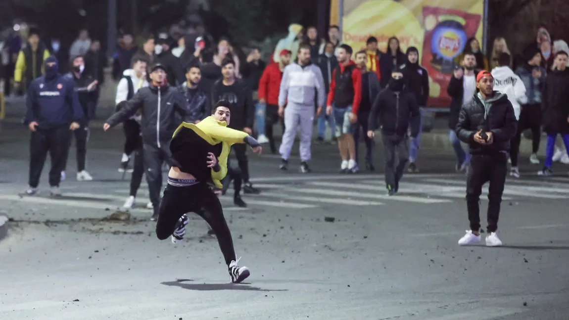Proteste în România. Peste 20 de persoane audiate sâmbătă pentru violenţele de luni noaptea. Mascaţii au descins la liderii galeriilor